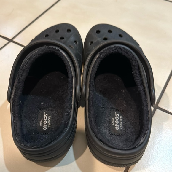 Crocs Fleece lined Black Size 4M/6W Good Used Condition - Picture 4 of 6